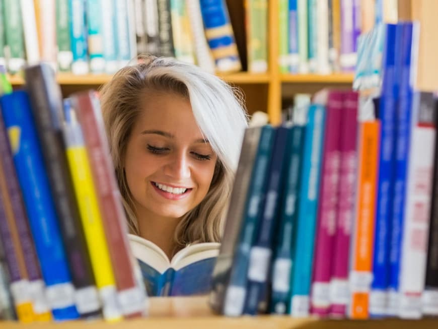 Frau mit Büchern