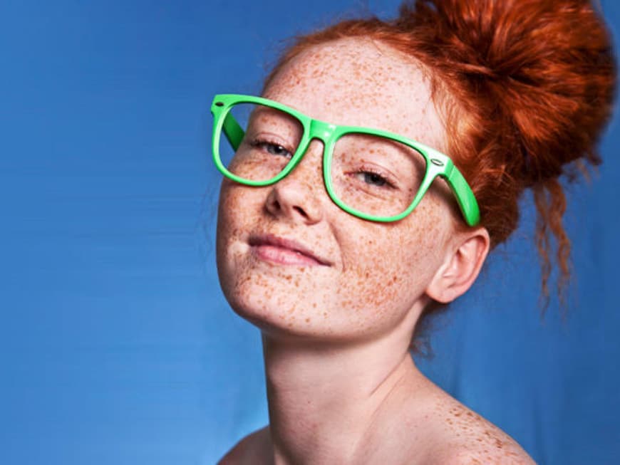 Frau mit roten Haaren und Sommersprossen
