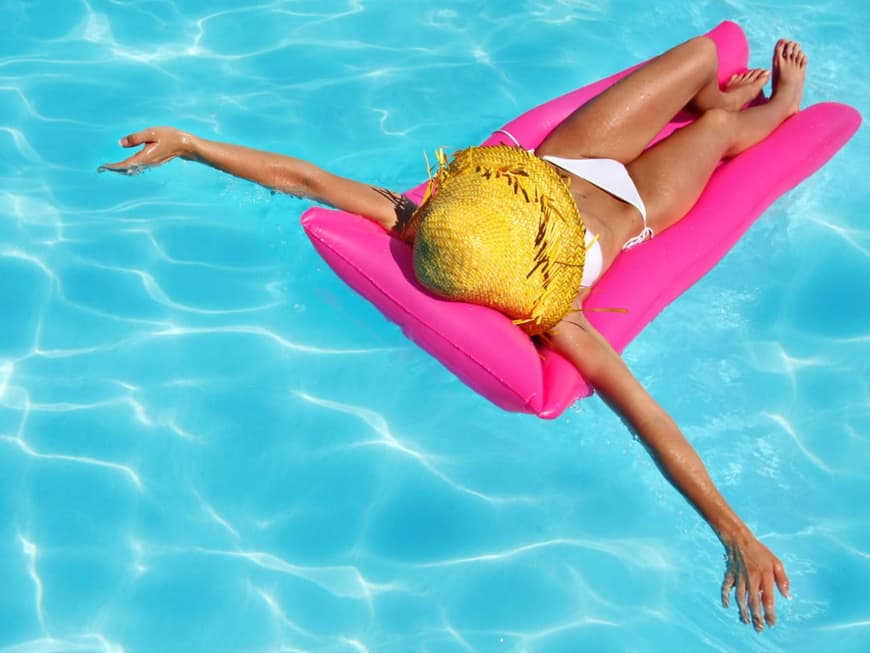 Frau im Pool