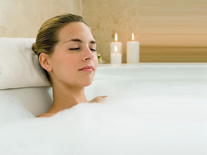 Eine Frau entspannt in der Badewanne 
