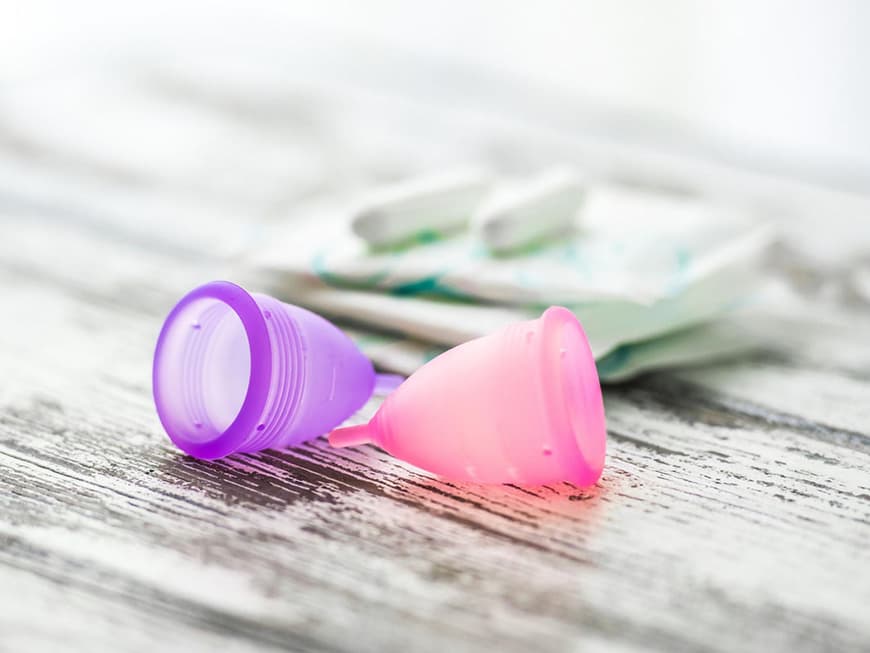 Eine Menstruationstasse ist bunt, nachhaltig und praktisch 