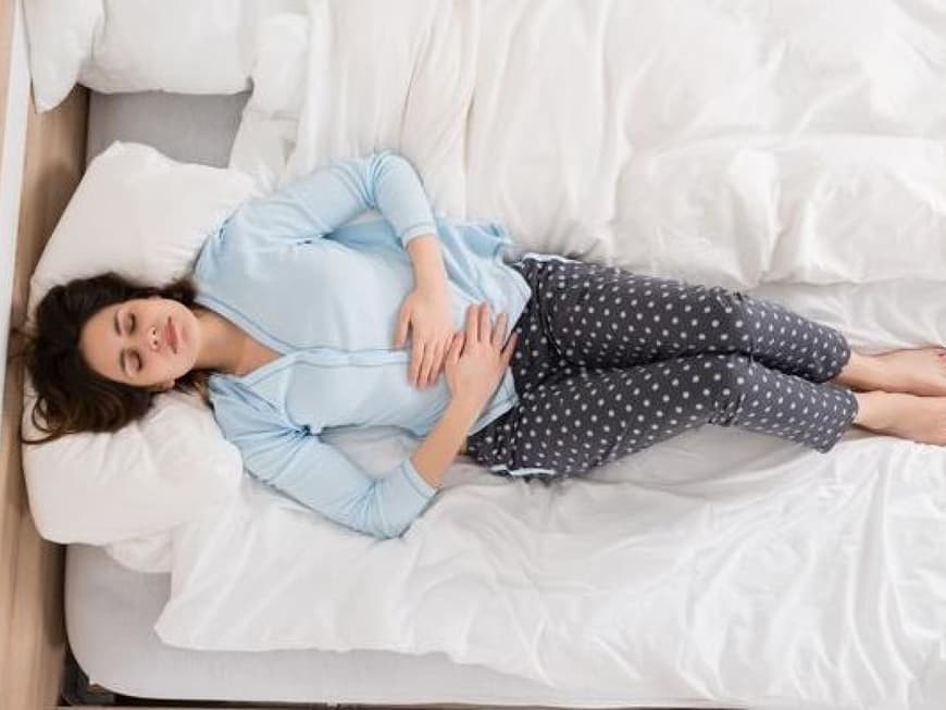 13850-Frau-haelt-sich-die-Hände-vor-dem-Bauch