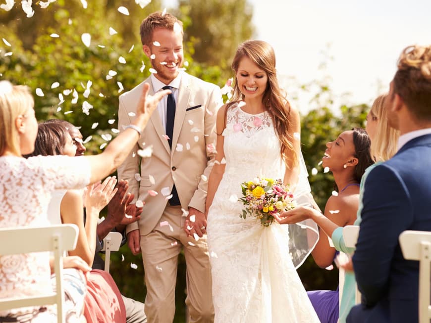 Unterlagen für die Hochzeit Brautpaar bei der Trauung