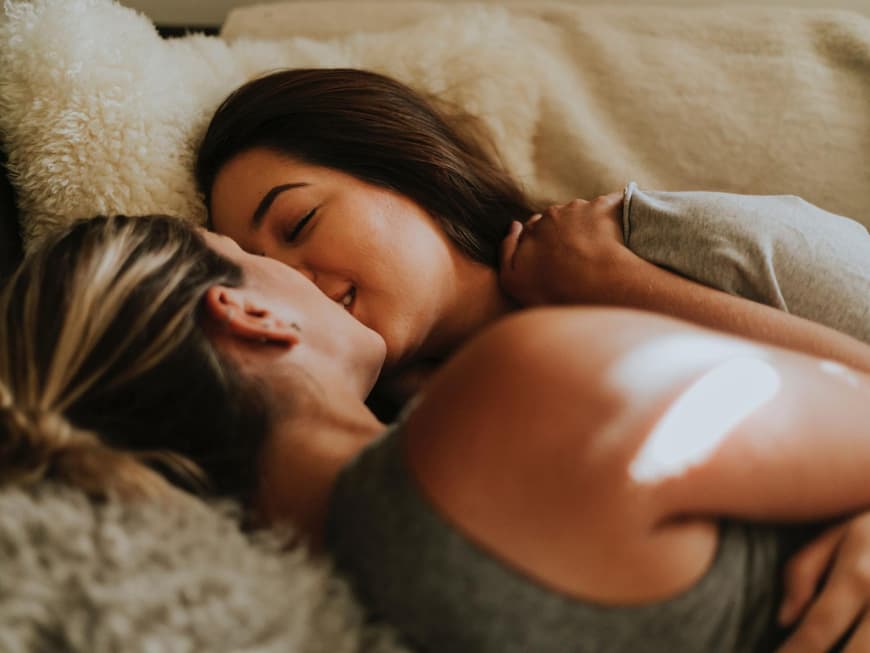 Zwei Frauen im Bett