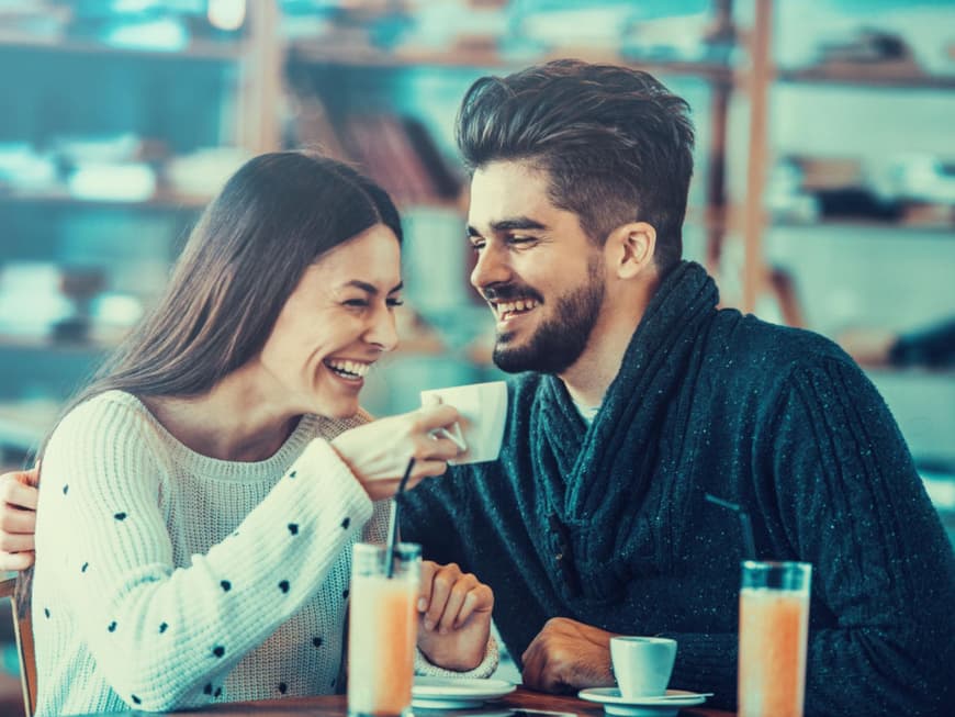 erstes-date-tricks Wir verraten dir, mit welchen Tricks du ihn beim ersten Rendezvous um den Finger wickelst.