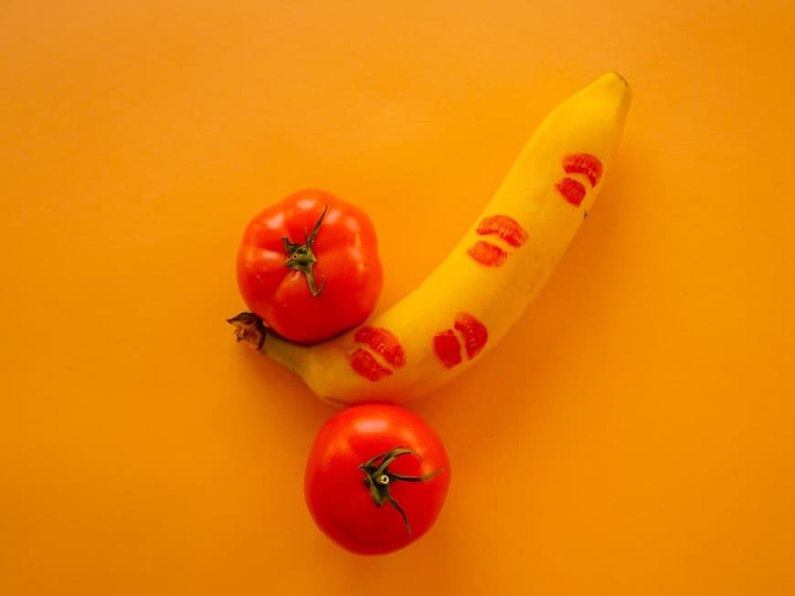 Penis aus Banane und Tomaten