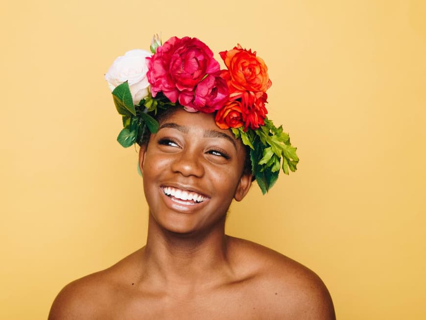 frau-mit-blumenkranz