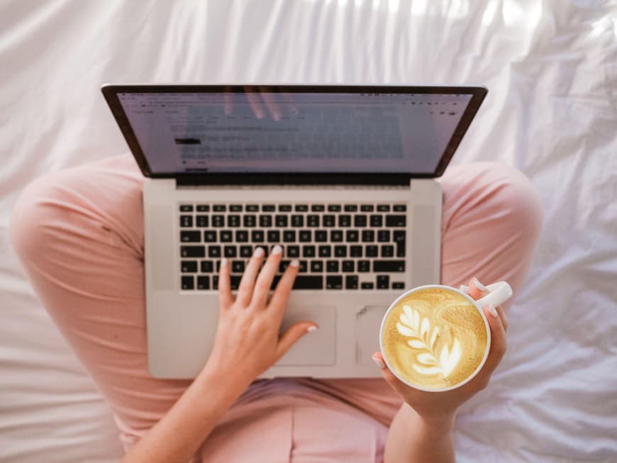 frau-mit-laptop