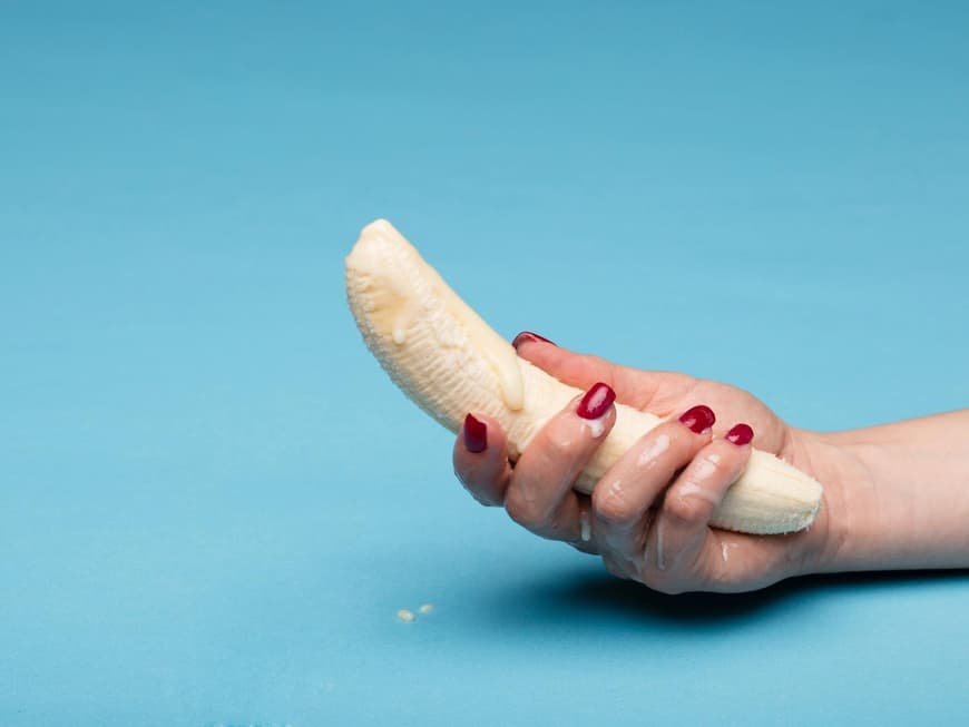 frau-hält-banane-in-der-hand