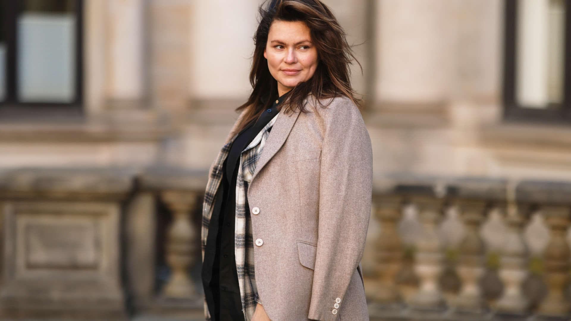 3 Jacken, die Curvy-Frauen besonders gut stehen