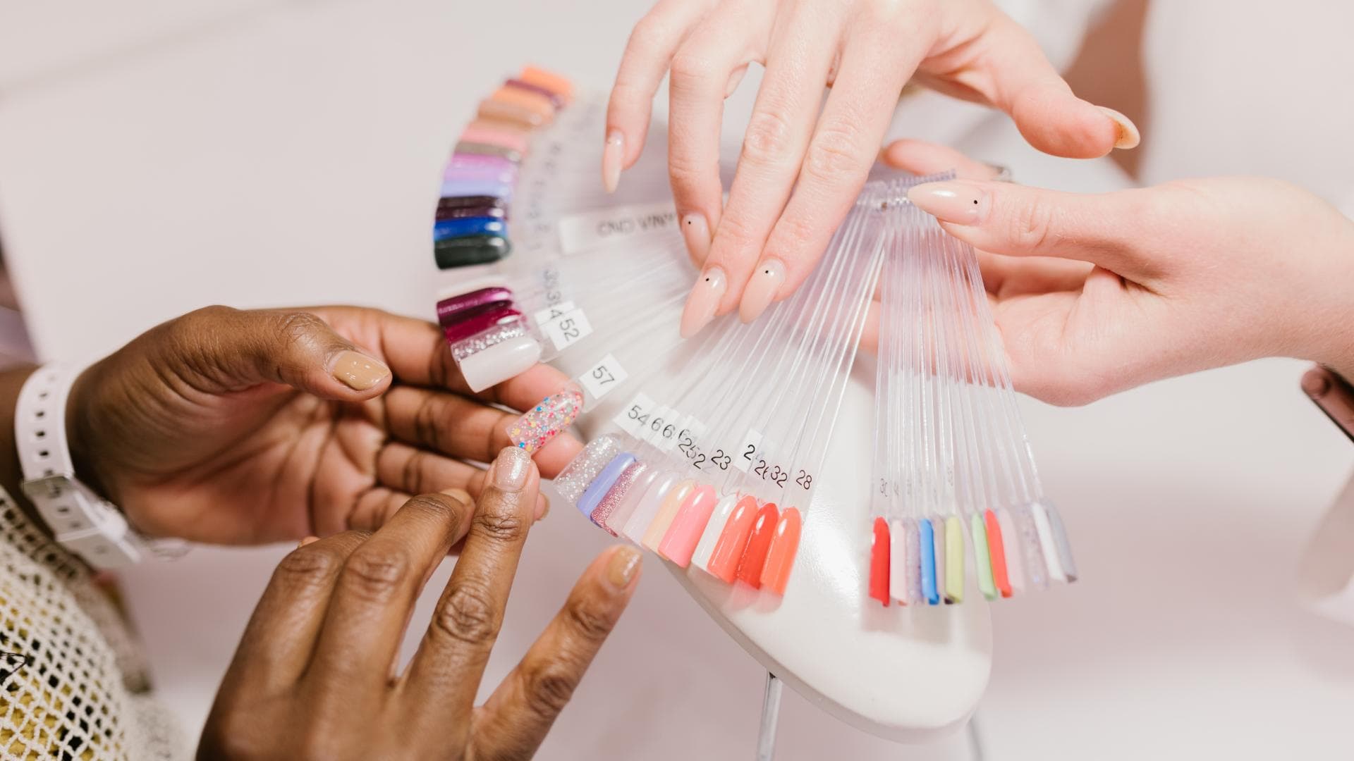Nagellack-Trends 2024: Diese 3 Farben lassen deine Hände jünger wirken