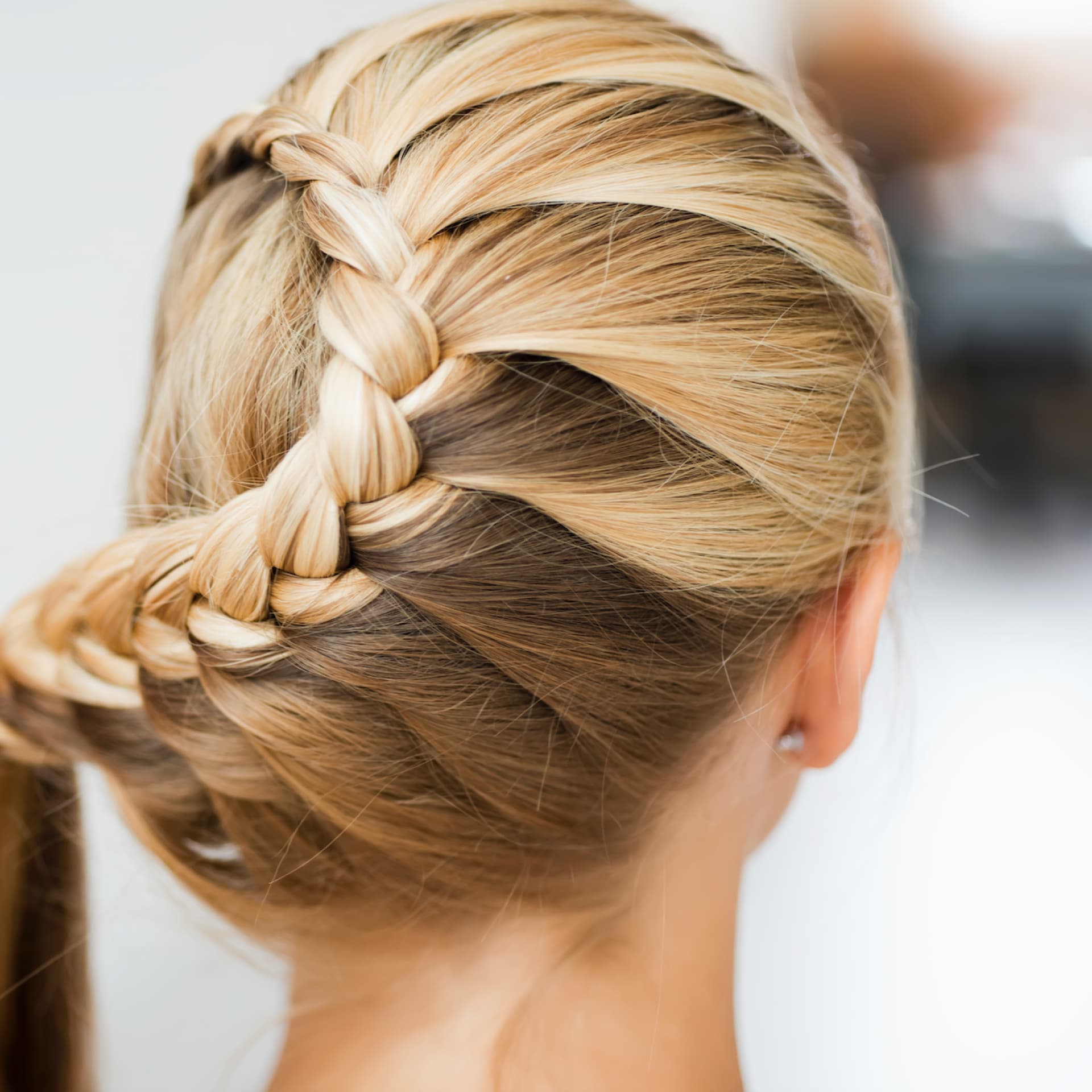 Tutorial zum geflochtenen Messy Bun