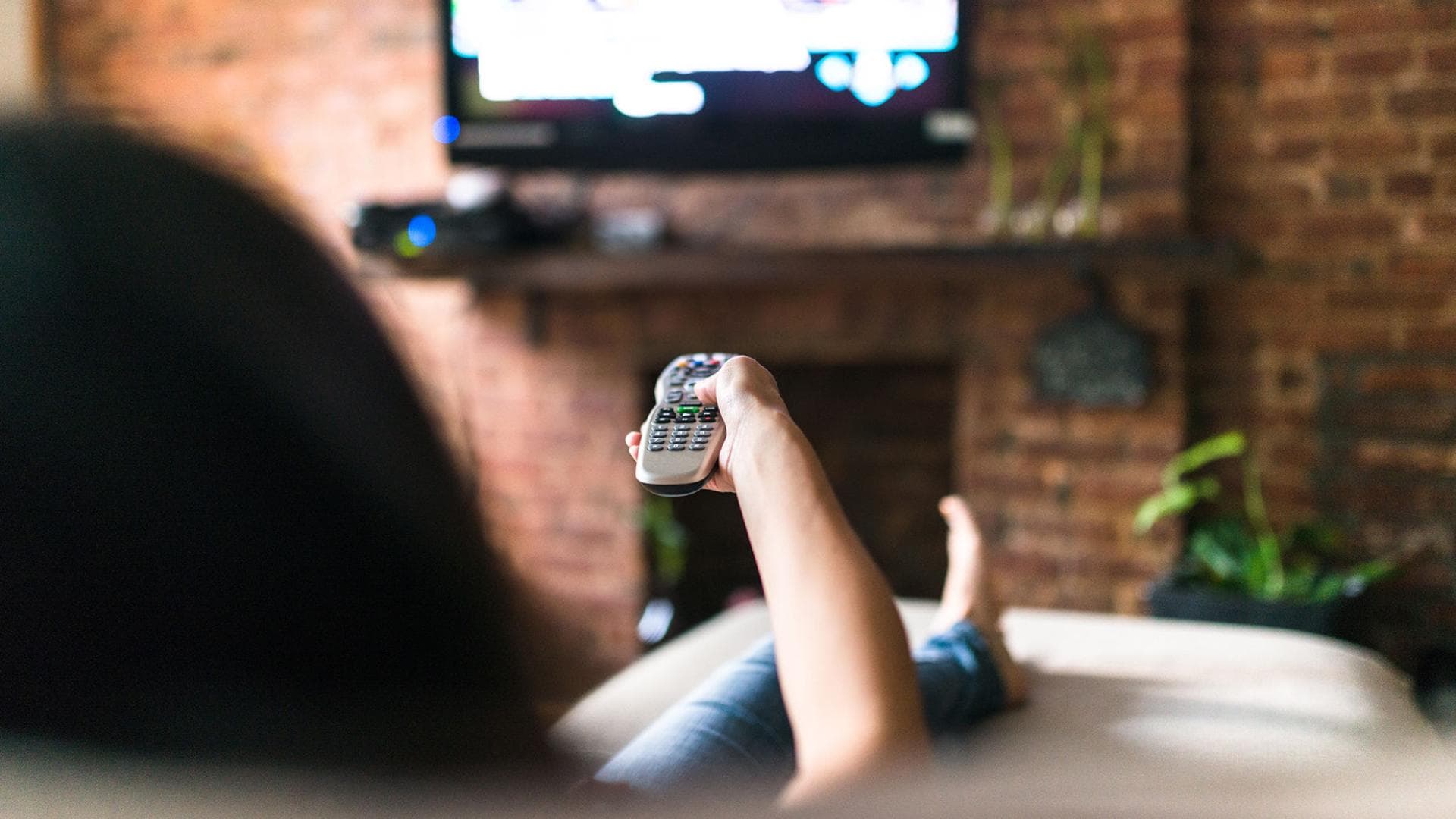 Achtung: Darum darfst DU niemals vor dem Fernseher einschlafen