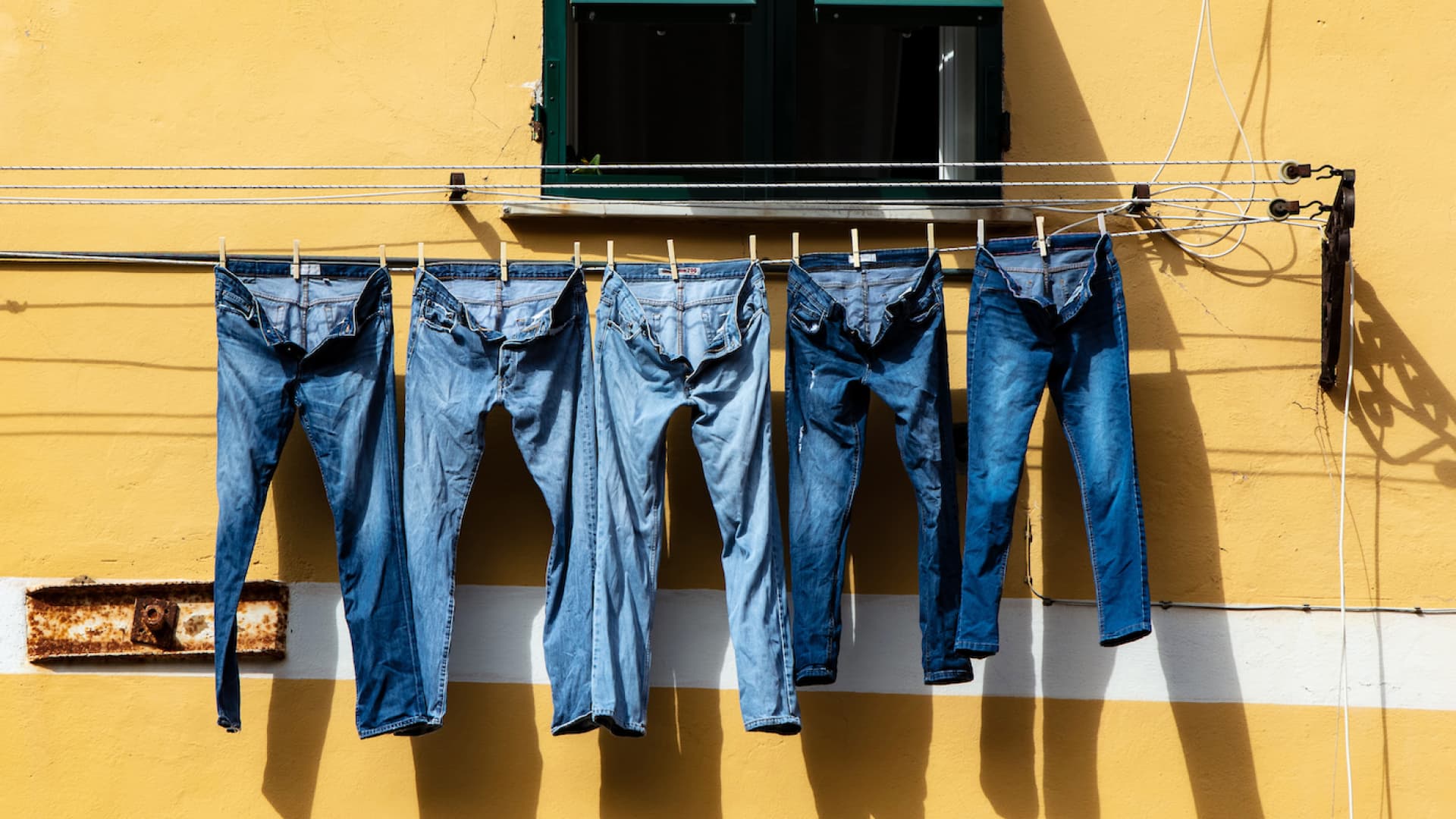 Jeans Vor Dem Ersten Tragen Waschen Jeans richtig waschen: So hält Denim ewig