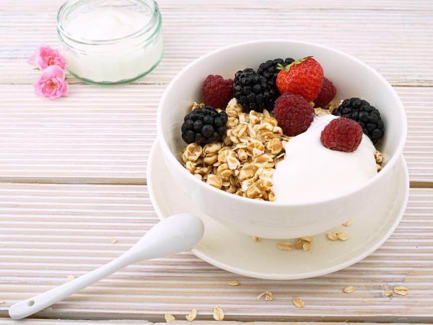 Haferflocken Mit Joghurt Und Obst Abnehmen Abnehmen: Wenn du Haferflocken SO isst, dann schmilzt das Fett über Nacht