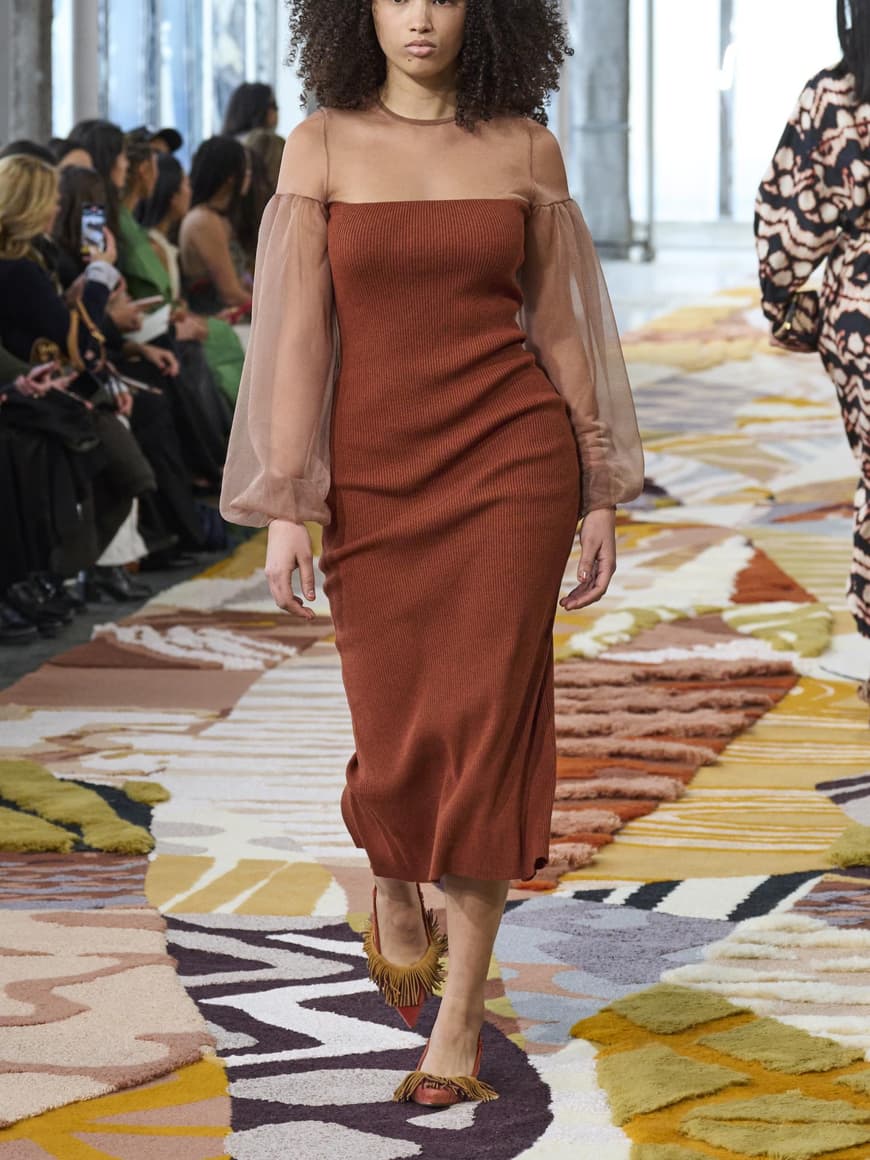 Transparente Kleidung liegt 2023 absolut im Trend und wird jetzt